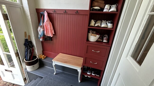 Mudroom - 613-2 Chapel St