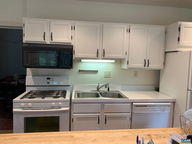 Building Photo - 403 Hedge St