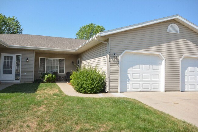 Building Photo - One level living in this 2br townhome in q...