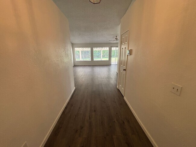 Foto del edificio - Newly renovated 4 bedroom in canyon crest!