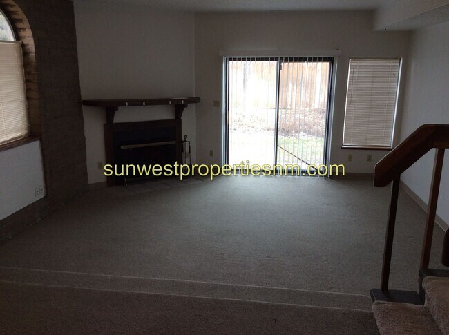 Building Photo - 3 Bed, 2.5 bath Condo