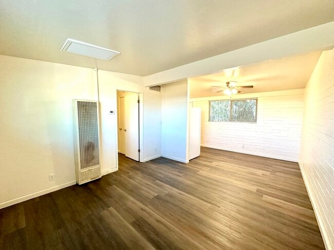 Building Photo - 1 Bedroom Cottage Style with Private Yard ...