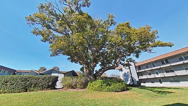 Building Photo - 333 Lake Howard Drive NW Unit 204C
