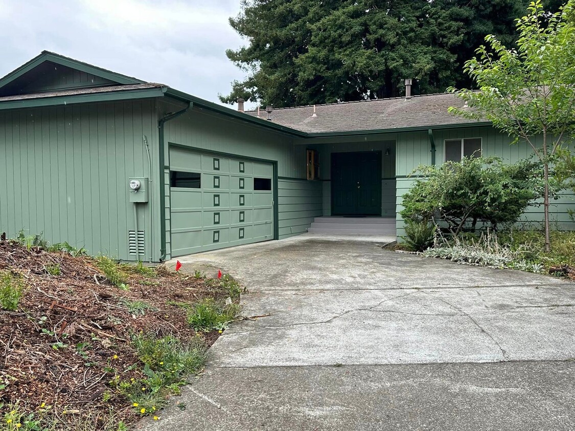 Foto principal - Arcata House ( Half off first month Rent)