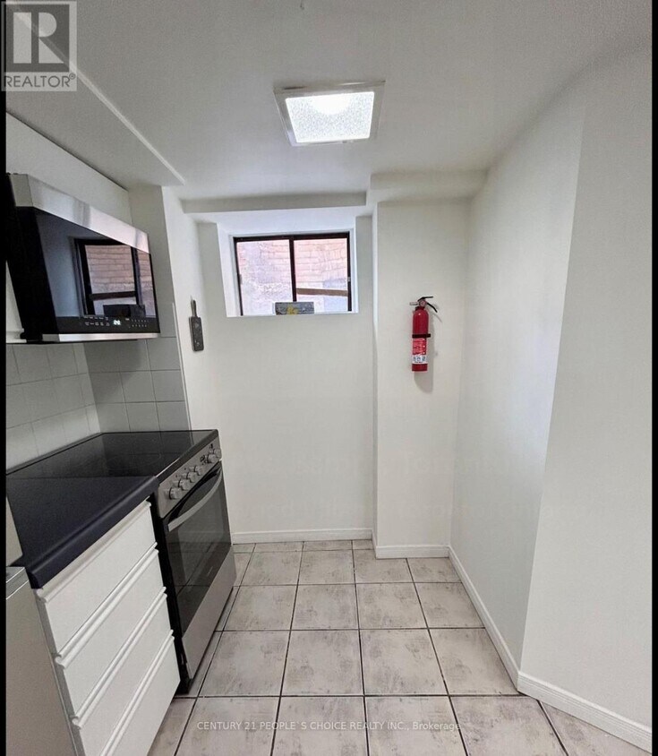 Building Photo - 212 Oakwood Ave