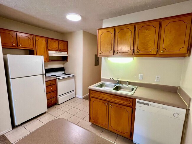 Building Photo - 1BR 1BA Ground Level Apt. **Free Water** -...
