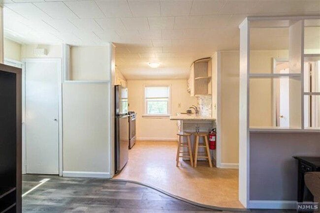 Primary Photo - 360 Mola Blvd