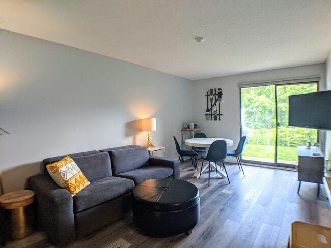 Building Photo - 107 Treetop Cir