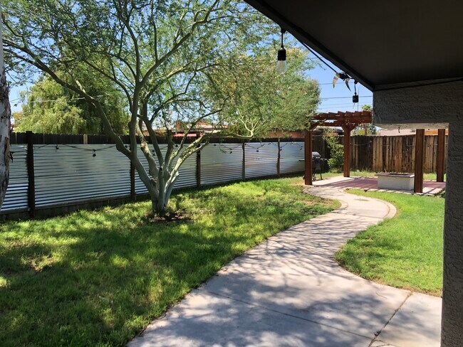 Building Photo - 406 S Robert Rd