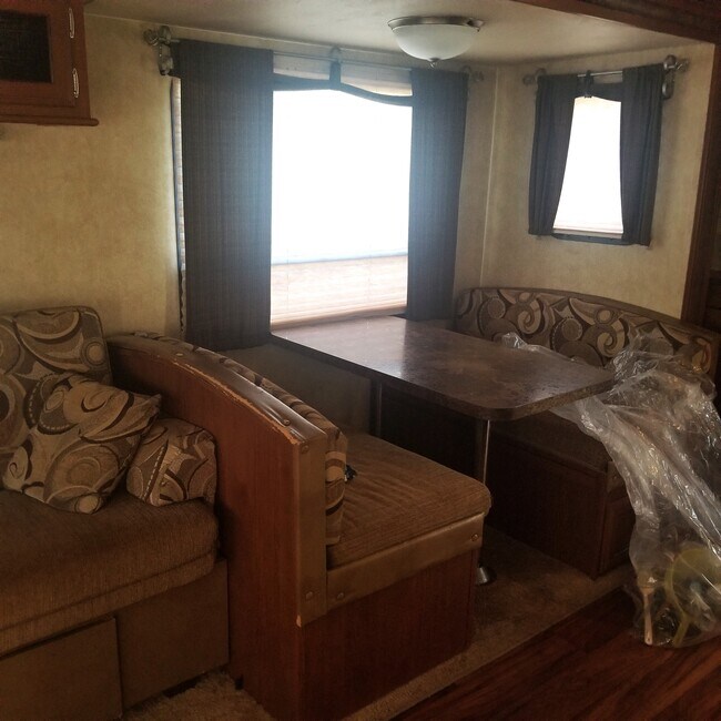 Foto del edificio - 218 W Carson St