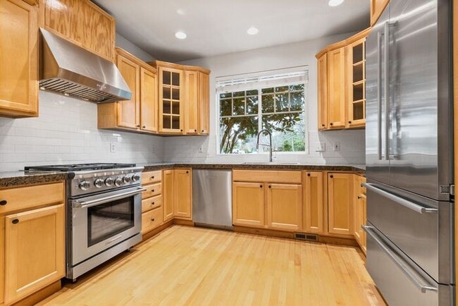 Building Photo - Immaculate Redmond Ridge Air-Conditioned B...