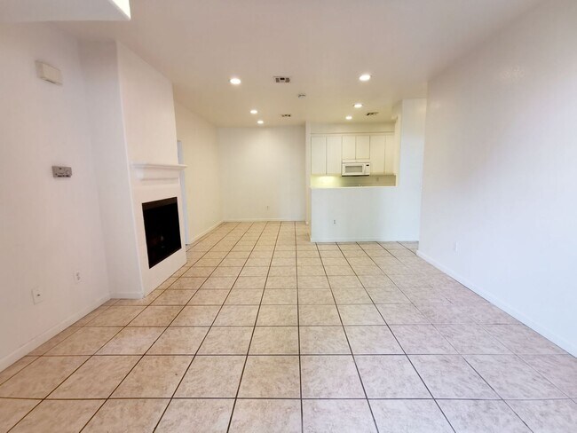 Foto del edificio - Open and bright 2 bedroom, 2 bath condo in Carmel Valley