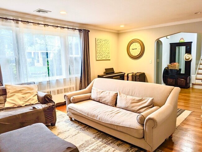 Foto del edificio - 83 Oakdale Rd