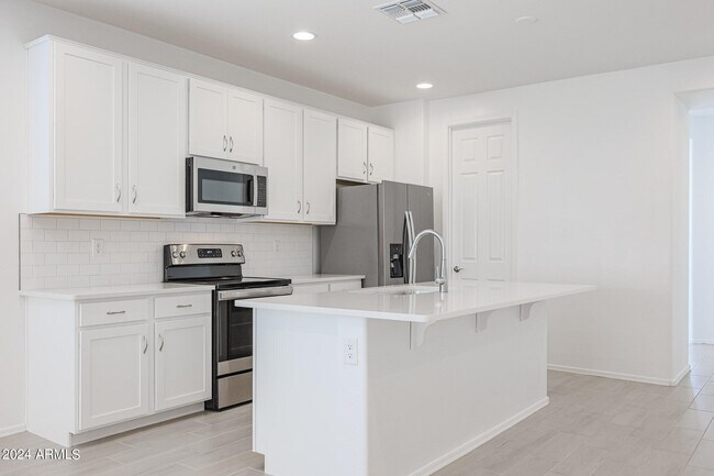 Foto del edificio - 24242 W Watkins St
