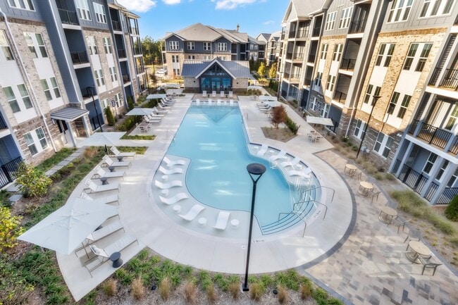 Building Photo - Ellis at Huntcrest