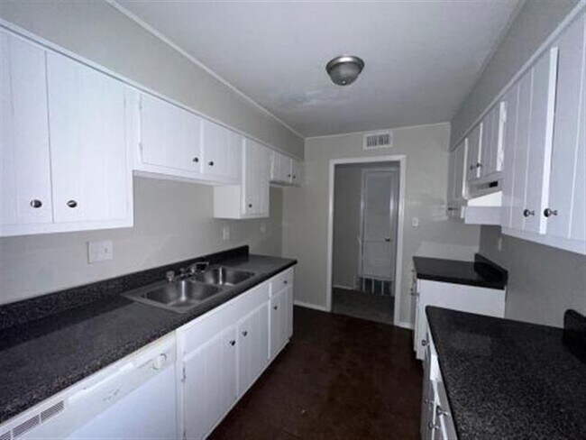 Foto del edificio - For Rent