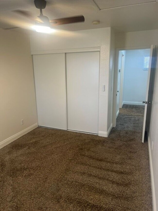 Foto del edificio - This three bedroom has the primary bedroom on the downstairs level.