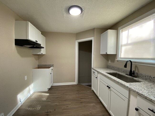 Building Photo - This beautifully updated 3-bedroom, 1-bath...