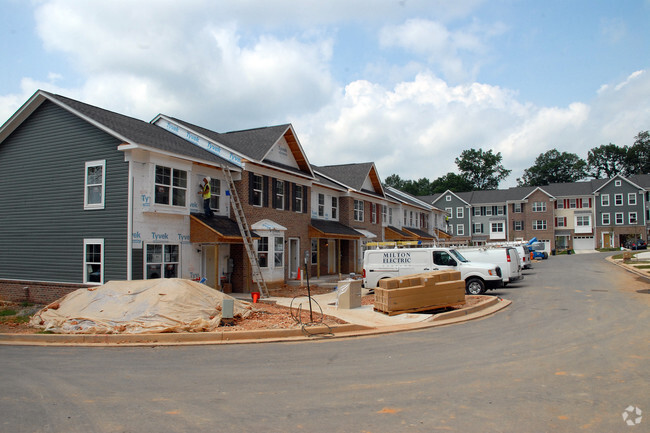 Building Photo - Hollins Station