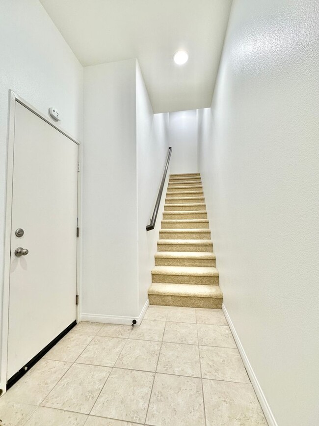 Foto del edificio - Beautiful, Newer, Townhome with Attached 2...