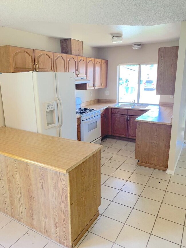 Building Photo - Polished Gem Inside! 4BR w/ Garage & Yard!