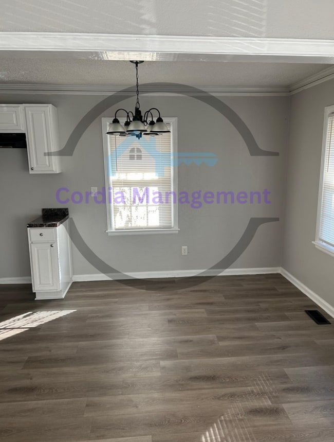 Foto del edificio - Adorable 3BR with Front Porch and Back Dec...