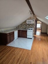 Building Photo - 117 Willow St