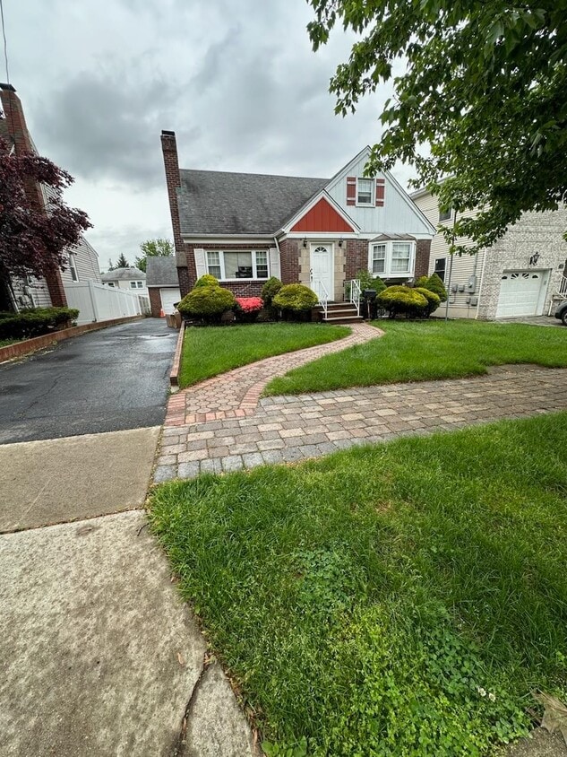 Primary Photo - 14 Fairview Ave