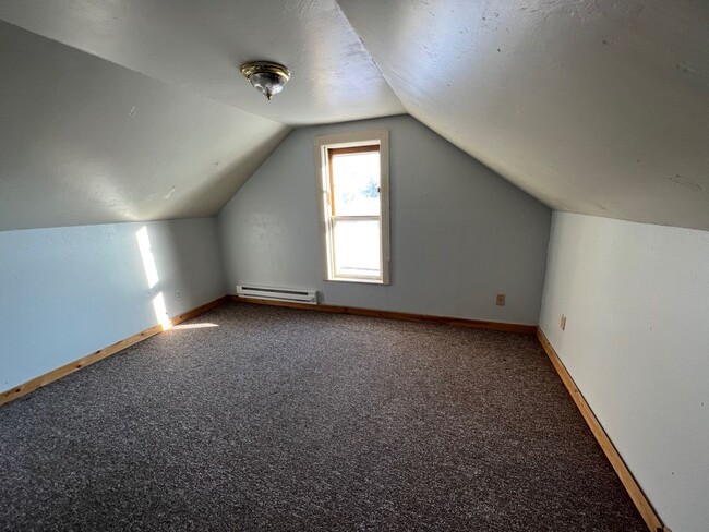 Building Photo - 2 Bedrooms, 1 Bathroom Upper level Duplex ...