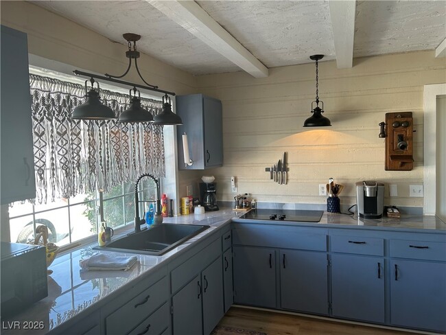 Foto del edificio - 6889 Beverly Glen Ave