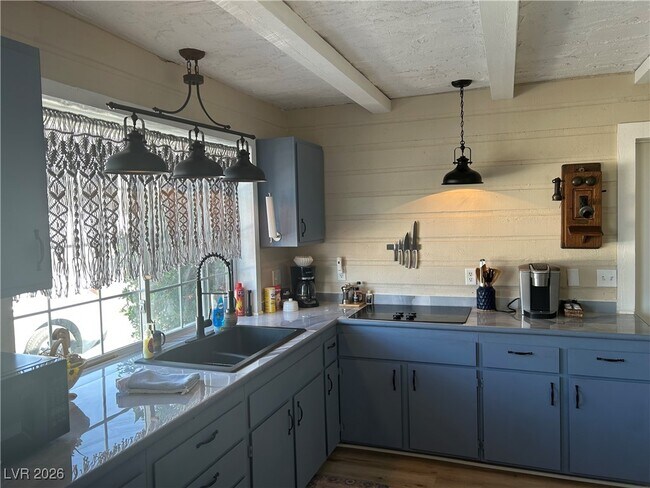 Building Photo - 6889 Beverly Glen Ave