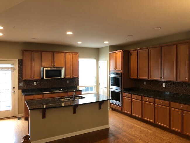 Mian level - Kitchen - 33 Truman Dr