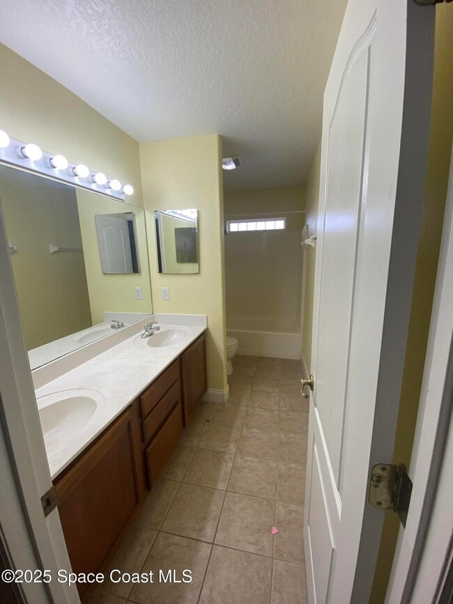 Foto del edificio - 3242 Merrick Ave