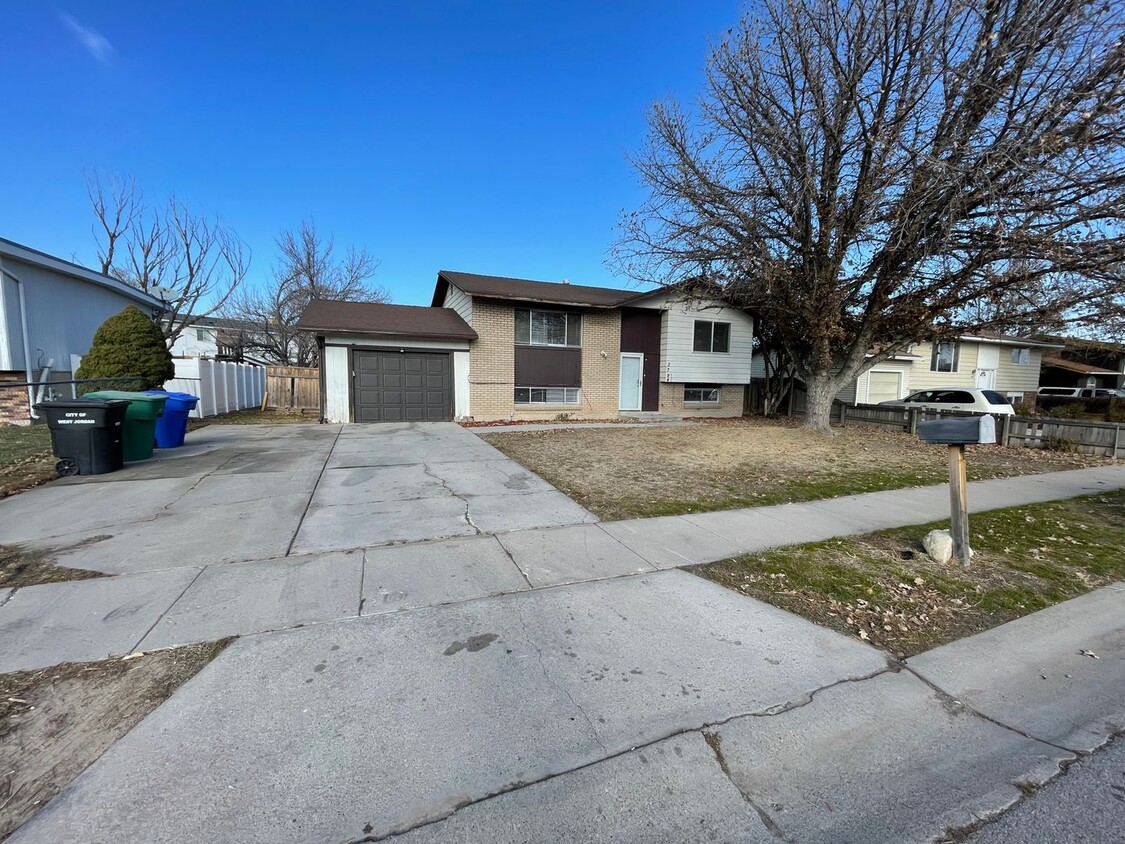 Foto principal - West Jordan Remodeled Four Bedroom; Garage...