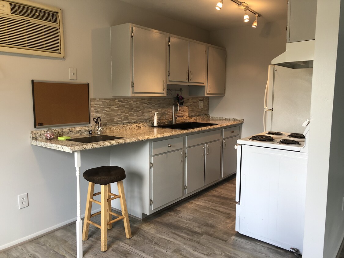 Kitchen - 16138 Beatrice Ave