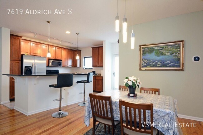 Building Photo - PERFECT CENTRAL LOCATION NEAR FOOD, SHOPS,...