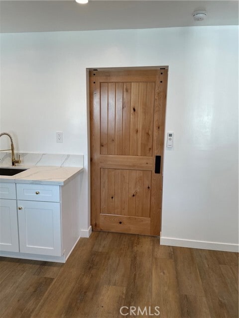 Foto del edificio - 24306 Victory Blvd