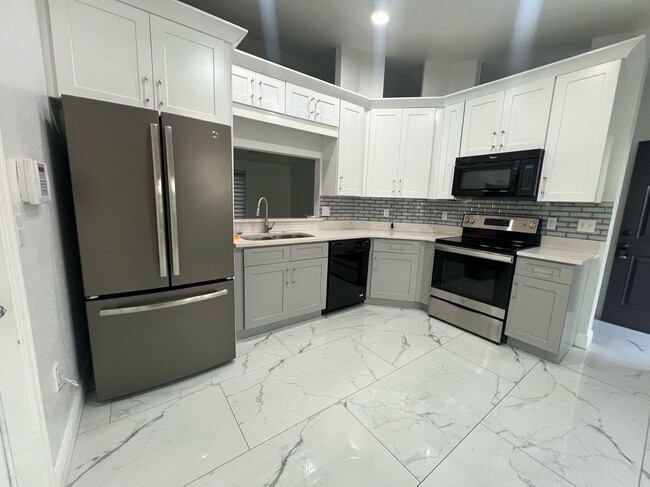 Building Photo - 920 Kingfisher Dr