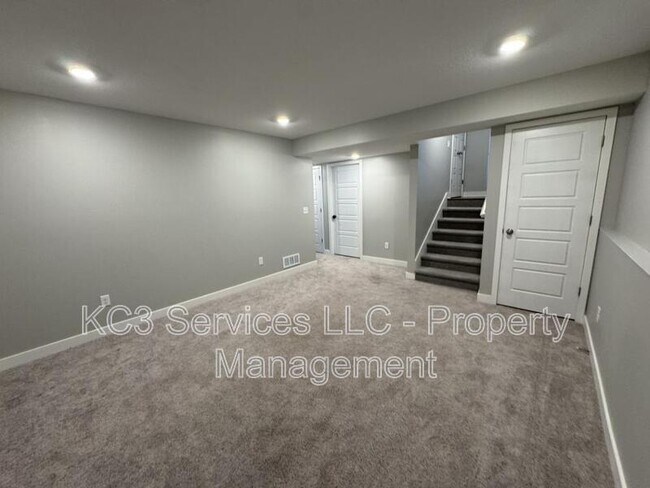 Building Photo - 2018 SW Holdbrooks Dr