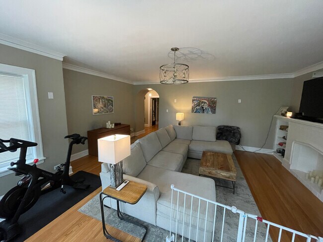 Living Room - 1522 W Thorndale Ave