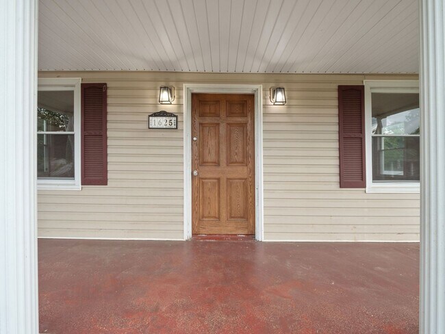 Building Photo - 4 Bedroom/1 Bathroom Home with Fenced Yard Available in SE Roanoke!