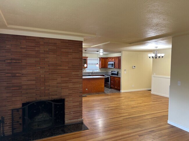 Building Photo - Updated Spacious Home!