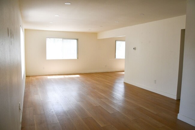 Building Photo - Valencia (994)