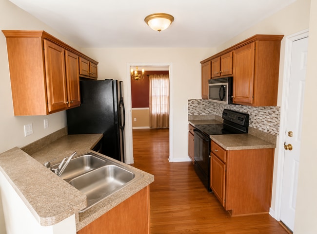 Building Photo - Blacksburg, 4 BR / 2.5 BA Available August 21