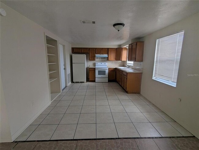 Building Photo - 3911 Redwood Dr