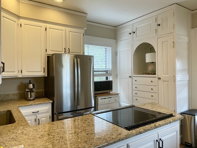 Cocina - 2028 E Lafayette Pl