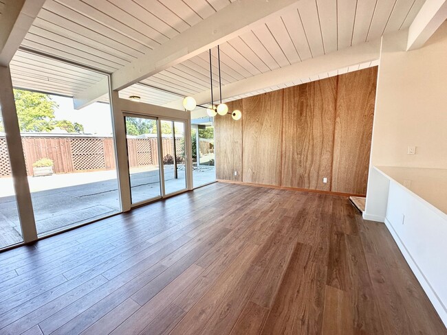 Building Photo - Eichler Mid-Century Home, Newly Renovated