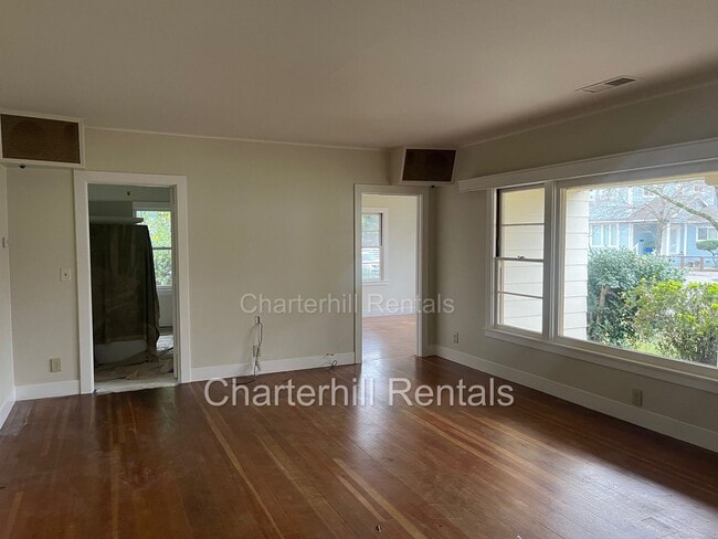 Building Photo - Spacious home with hardwood floors and large yard convenient to downtown Cloverdale!