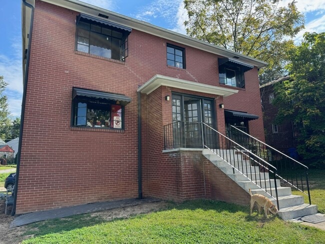 Building Photo - Central AVL - 1/1 Updated Apartment Ready Now!