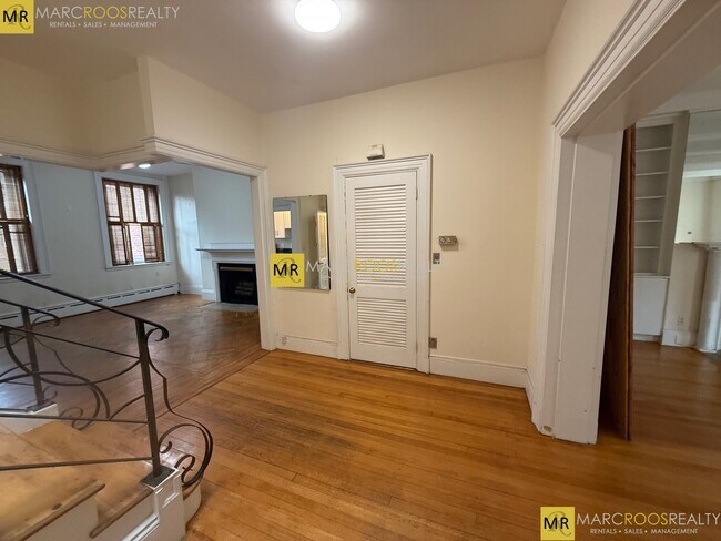 Building Photo - 1805 Beacon St